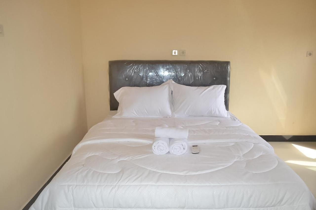 Artayya Puri Homestay Near Terminal Purabaya Madiun Mitra Reddoorz Luaran gambar